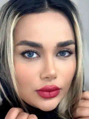 خرید لنز رنگی آبی یونیک دیزی