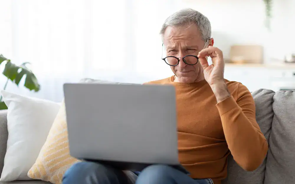 پیرچشمی چیست و از چه سنی شروع میشود؟